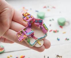Miniature 1 114 Maison De Polly Pocket Les Pieces Sont Fait A La Main Donc Ils Peuvent Differer Legerement S Il Vo Polly Pocket Mini Things Miniature Crafts