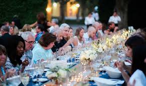Impress your party guests with these colorful and creative summer table settings and centerpieces. Summer Outdoor Party Centerpiece Idea Alfresco Dining Under The Stars