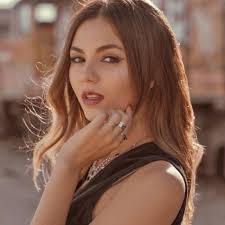 She was born 'victoria dawn justice' on 19 february 1993, in hollywood, florida, the united states, to zack and serene justice. Last Christmas Victoria Justice Letras Com