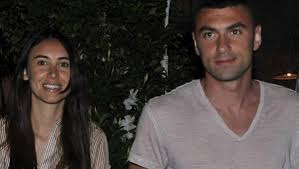 Ancak ikili kızları nazlı ve derin için görüşmeye devam ediyor. Burak Yilmaz Ile Istem Atilla Baristi
