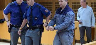 A proti zkorumpovaným kolegům, proti zločincům, zkrátka proti všem stojí dva neohrožení policisté. Berdychuv Gang Jak Vyhazovac Od Jonaka Spolupracoval S Elitnimi Policisty Na Loupezich A Vydirani Ctidoma Cz