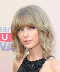 Il taglio medio della ragazza nella foto vuole enfatizzare la mancanza di volume del . Acconciatura Con Frangetta Per Capelli Mossi Trend Capelli