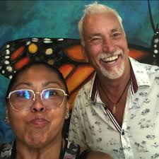 Haciendo libreto para este viernes. Necesito saber temas q quieren escuchar  y sobre qué le gustaría q hable. #VMTHLQLDLGELC #DisfrutaTuHogar  #QuédateEnCasa @colgate #sonrisasenvivo