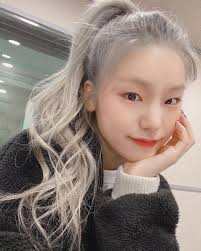 Yeji Pics On Twitter Itzy Silver Hair Silver Hair Girl