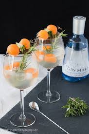 Gin Tonic Mit Gin Mare Melone Und Gurke Rezept Drink Feed Me Up Before You Go Go Gindrinks Drink Garnishing Tea Cocktails Cocktail Garnish
