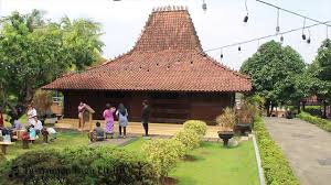 Salah satu warisan budaya leluhur yang perlu dilestarikan adalah bentuk rumah adat. Rumah Joglo Rumah Adat Jawa Tengah Youtube