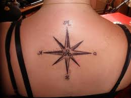 Croquis de rose des vents de tatouage peut contenir d'autres éléments: Boussole Tatouage Rose Des Vents Haut Du Dos Femme