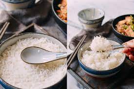 Kalau tak ada panci kukusan kamu bisa sajikan selagi hangat. Ikuti Tips Cara Memasak Nasi Kukus Supaya Rasanya Lebih Sedap Dari Nasi Biasa Dari Dapur Kak Tie
