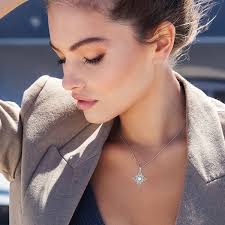 Halskette mit keltischem Knotenanhänger aus Sterlingsilber mit rundem  Mondstein