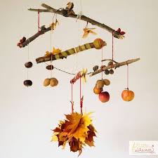Kreatives gestalten mit naturmaterialien ist nichts, dass nur in der kita einen sinn hat. Herbstmobilee Frau Scheiner