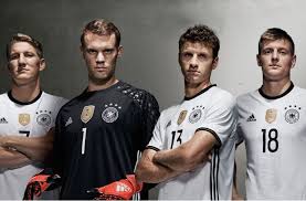 Das spanische trikot wird in der regel von den farben rot und gelb dominiert. Fussball Em 2016 Ist Das Deutsche Trikot Zu Farblos Fussball Stuttgarter Nachrichten