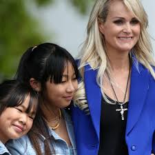 mis à jour le 8 décembre 2017 à 14h50 les filles adoptives de johnny. Laeticia Hallyday Pourquoi Ses Filles Jade Et Joy Mineures Sont Deja Vaccinees Femme Actuelle Le Mag