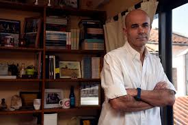 O escritor argentino eduardo sacheri ganhou o prêmio alfaguara de romance 2016, com o livro la noche de la usina, uma metáfora da crise de 2001. Jugando Con Eduardo Sacheri