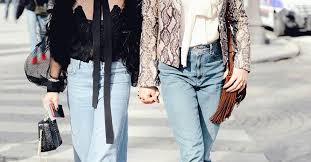 موضة بنطلون ال boyfriend jeans بيكون عادة موديلة واسع مش سكيني يعني مناسب جدا للمحجبات, وتقدري تلبسيه باكتر من طريقة ممكن تلبسي عليه قميص وشوز رياضي. Ø£ÙÙƒØ§Ø± Ø§Ø±ØªØ¯Ø§Ø¡ Ø¨Ù†Ø·Ù„ÙˆÙ† Ø§Ù„Ø¬ÙŠÙ†Ø² ÙˆØ§Ù„Ø¨Ù„ÙˆØ²Ø© Ø¨Ø§Ù„ØµÙˆØ± Savoir Flair