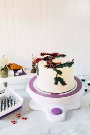 The use of evergreens symbolises strength as these plants can survive even the harshest of winters. Christmas Wreath Cake Hummingbird High