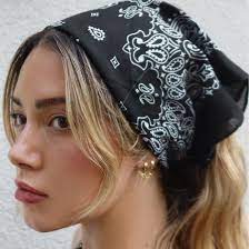 Bandana ist ein trendiges accessoire, das am kopf gebunden wird. 6 Coole Varianten Bandana Zu Tragen Bravo