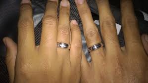 Tradisi mengenakan cincin pertunangan dan pernikahan di jari keempat tangan kiri (jari manis) berlanjut di as ada beberapa negara, kata zaven ghanimian, ceo simon g jewelry, di mana jari manis tangan kanan adalah pilihan yang lebih populer bagi pengantin pria dan wanita untuk mengenakan cincin mereka, seperti di rusia, yunani dan kolombia. Halaman Download Gambar Cincin Tunangan Di Tangan