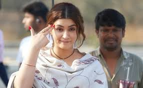 In her redesign, mimi wears an. Qcq Jwqevoakym