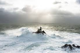 Le Phare Hante De Tevennec A Un Nouveau Gardien Gardien De Phare Phare Eclairage De Maison