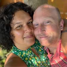 This is serious 🙈🧐 please could someone remove my fiancé I love this pic  of us together😍 but would like one