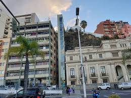 El hombre se disponía a salir del ascensor cuando la cabina le aplastó. El Ascensor De La Luz Pendiente De Una Pieza Y La Alarma El Apuron