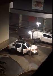Até agora, a polícia confirmou a morte de pelo menos três pessoas, sendo dois moradores e um criminoso. Bfxvyexqbroq9m