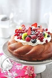 Baba Ou Savarin Aux Fruits De Saison Amuses Bouche Fruits De Saison Alimentation Dessert Fraise
