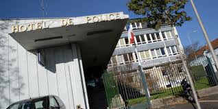 Hôtel de police de rennes. Rennes Un Ado De 13 Ans Appelle La Police Et Empeche Le Suicide De Sa Mere