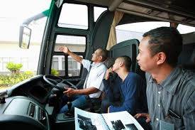 Biasanya kan,di bus malam itu ada dvd playernya sama tv yah gan,nah yang memanage dvd playernya ya si kernet gan.tugasnya menyalakan biasanya para penumpang bus malam membawa barang bawaan yang cukup banyak.nah supaya aman maka barang bawaan penumpang ditaro di. Inilah Tugas Para Kernet Bus Malam Kaskus