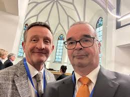 Bürgermeister Dr. Peter Degenhardt und Stadtbürgermeister Ralf Hersina  waren unter den Gästen bei der offiziellen Eröffnung der Internationalen  Schule Westpfalz in den Räumen des früheren Schwesternwohnheims in der  Nikolaus von Weis Straße