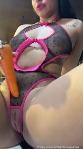 mordendo uma cenourinha e se divertindo -  Porno Paulista