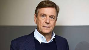 Claus kleber was born on september 2, 1955 in reutlingen, germany as claus detlev walter kleber. Ztynsq9wgfpemm
