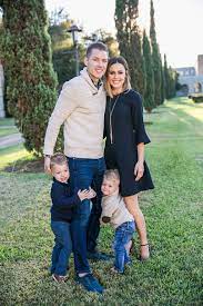 3 Ideas For Family Holiday Photos Family Holiday Photos Holiday Photos Outfits Family Holiday Pictures