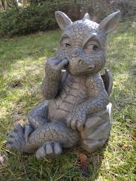 Statue De Dragon De Jardin Avec Le Doigt Dans Le Nez Amazon Fr Jardin Statue De Dragon Statue De Jardin Statue