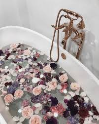 Migliaia di nuove immagini di alta qualità aggiunte ogni giorno. 1 161 Likes 15 Comments Sky Naite Skynaite On Instagram Oh Hello Weekend Flower Bath Flower Aesthetic Beauty Treats