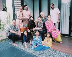 Namun adam sudah bisa menerima keadaan sepeninggal ashraf. pagi yang gelap, kini sudah terang. Adam Aishah Sinclair Address Elder Brother S Passing With Heartfelt Ig Posts Hype Malaysia