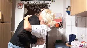 Deutsche reife Stief Mutter verführt ihren Stief Sohn zum Sex in der Küche