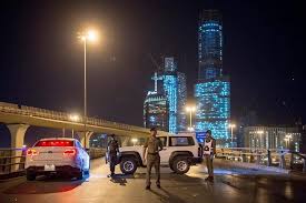 ونقلت وكالة الأنباء الرسمية السعودية عن مصدر مسؤول، في وقت مبكر من صباح الأحد، قوله إن القرار يأتي إلحاقا لقرار حظر التجوال، الذي بدأ سريانه منذ 23 من مارس/ آذار الماضي ولمدة 21 يوما. Ø´Ø§Ù‡Ø¯ Ø´ÙˆØ§Ø±Ø¹ Ø§Ù„Ø³Ø¹ÙˆØ¯ÙŠØ© Ø¨Ø¹Ø¯ ÙØ±Ø¶ Ø­Ø¸Ø± Ø§Ù„ØªØ¬ÙˆØ§Ù„
