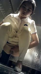 KTV女厕偷拍白裤子少妇喝的有点多尿的有点急- ThisVid.com