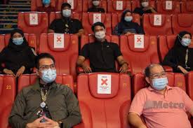 Kesemua panggung wayang gsc dan tgv di seluruh negara akan menghentikan operasi sementara bermula esok bagi melindungi perniagaan mereka bagi tempoh jangka panjang, kata persatuan pemamer filem malaysia (mafe). Panggung Wayang Berinovasi