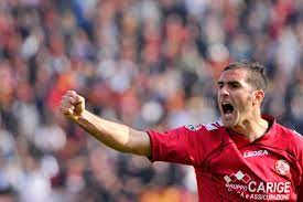 Pochi giorni dopo arriva anche il successo nella supercoppa allievi, superando i pari età dell'albinoleffe. Cristiano Lucarelli And Livorno A Bond Forged In Red The Gentleman Ultra