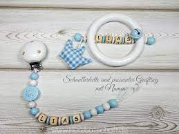 Durch die kette kann der schnuller nicht mehr auf den boden fallen und dreckig werden. Diy Schnullerkette Passender Greifling Mit Namen Basteln Herzelei De