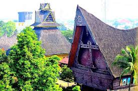 Bagi wisatawan yang belum pernah berkunjung ke suatu daerah, infomasi terkait budaya setempat memang kerap dicari. Rumah Adat Sumatera Utara 7 Ragam Asitektur Tradisional Khas Sumut