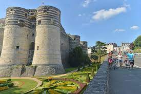 / ɒ̃ ˈ ʒ eɪ, ˈ æ n dʒ ər z /, french: La Loire A Velo Loire Valley By Bike Angers Bouchemaine