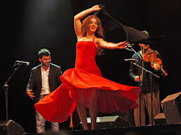 Officina zoè è un gruppo di musica popolare originario del salento, impegnato nell'interpretazione e nel riadattamento dei brani musicali della. La Pizzica Salentina Danza Popolare Della Puglia Snap Italy