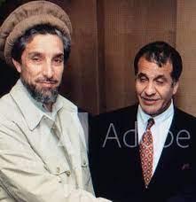 El comandante massoud combatía en aquellos momentos a los talibán como antes hizo contra el invasor soviético. Masood Khalili On Twitter Commander Massoud Is A Hero Of Our Hearts And Minds Whether A Zero Accepts It Or Not Photo The Hero And Me 2001