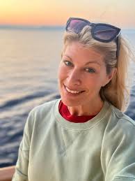 Hello dear friends.. 🙋‍♀️ It has been many days now, days spent in quiet,  letting my body find its strength again. And yet, through all that  stillness, my thoughts have wandered to