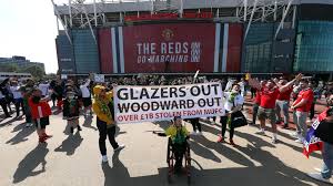 Protestors outside old trafford became especially aggressive and antagonistic towards police before a group of about 100 forced entry to the ground with some united staff having to lock themselves in. Manchester United Fans Protest Against Glazer Family S Ownership Outside Old Trafford Football News Sky Sports