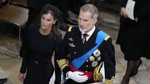 La Reina Letizia luce un tocado de Cherubina en Londres