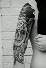 Ensemble, ces motifs symboliseront une capacité ou une volonté de se renouveler, un nouveau. Tatouage Crane Mexicain 35 Photos De Tete De Mort Sublimes Tatouage Crane Mexicain Tattoo Crane Tatouage
